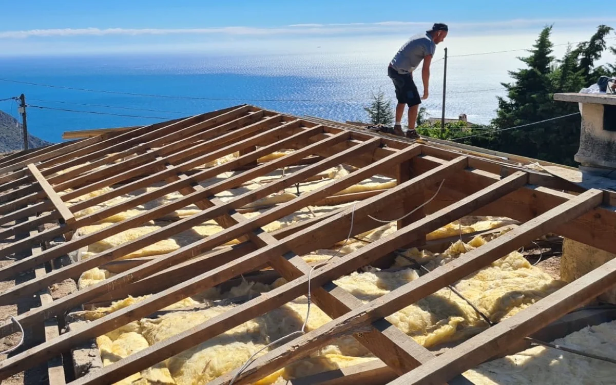Poutres et plafond en bois dans un grenier — isolation des combles 06 par AZUR