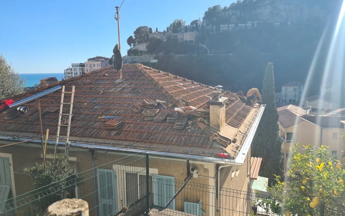 Tuiles de toit sombres et humides avec dégâts — urgence fuite couvreur Antibes