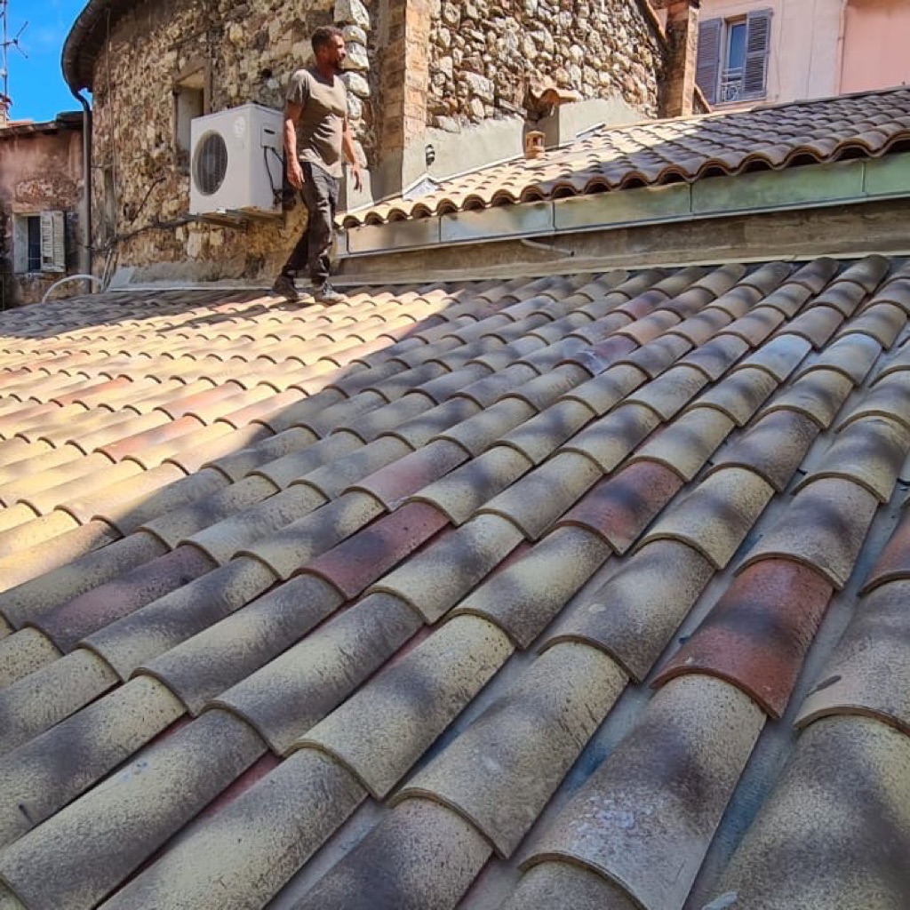 Tuiles brunes en gros plan — démoussage et traitement hydrofuge AZUR Couverture Antibes