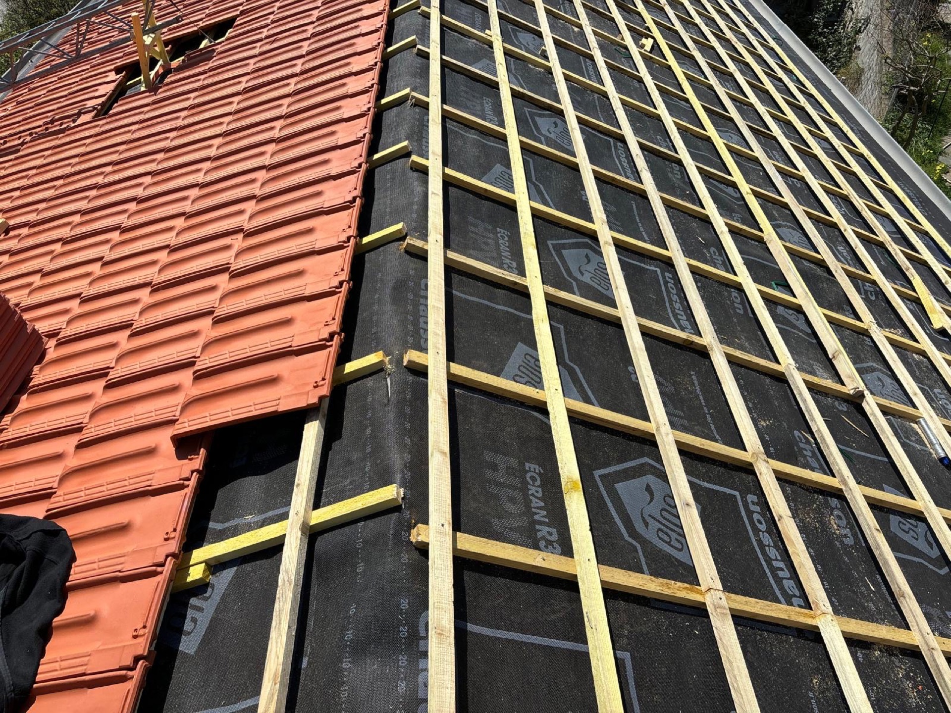 Toit blanc et brun sous ciel bleu — étanchéité toit-terrasse Antibes