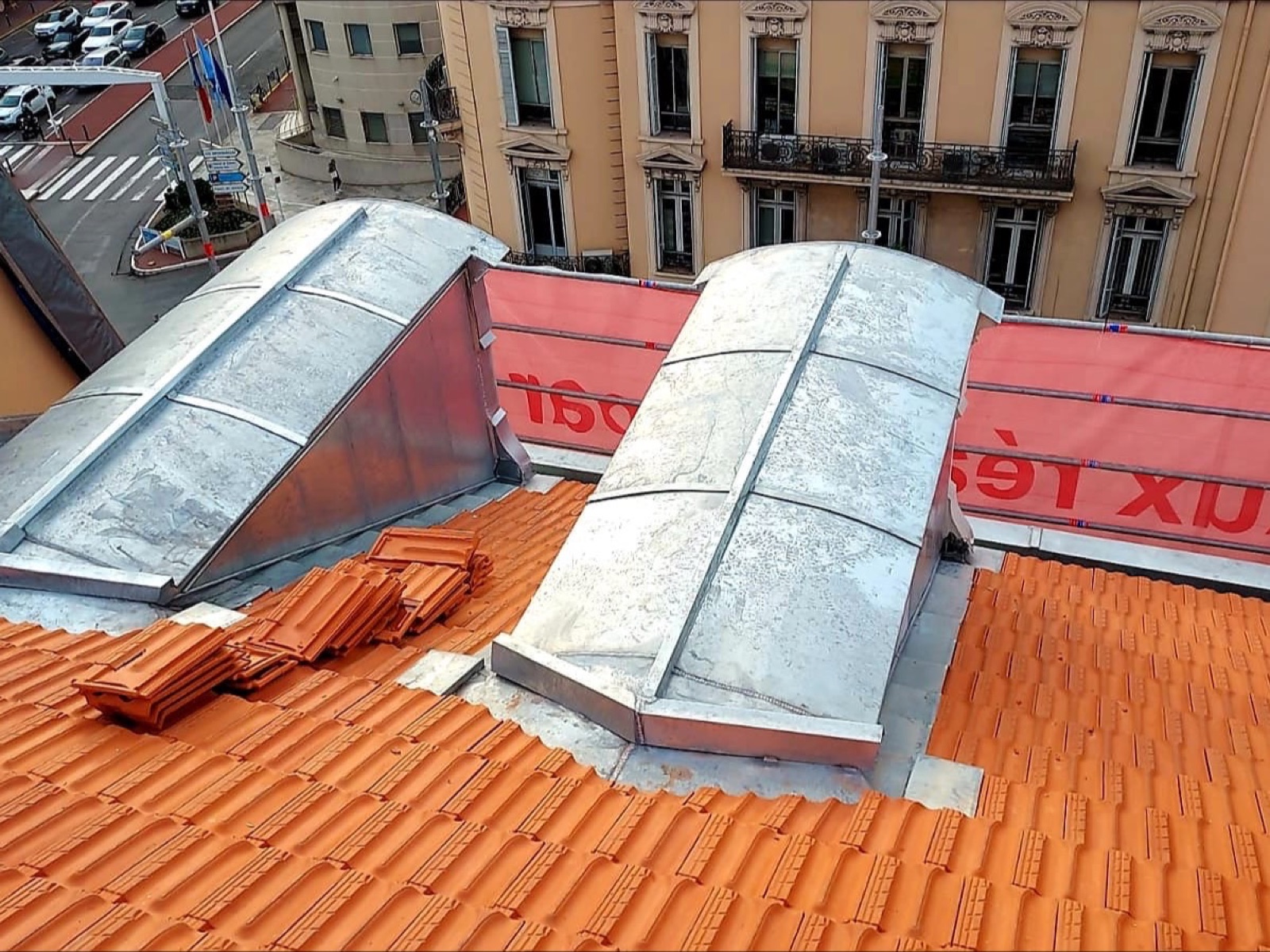 Couvreur travaillant sur toit avec perceuse électrique — zinguerie et fixations AZUR
